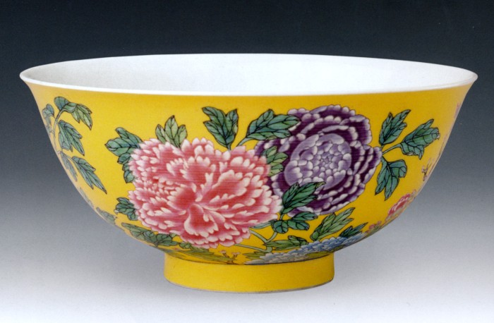 Kangxi period Yellow Enamel Bowl with Peony Patterns