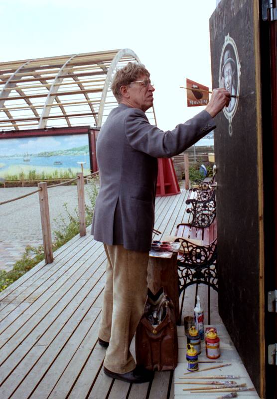 Lars Gillis painting trompleu on the cafe door
