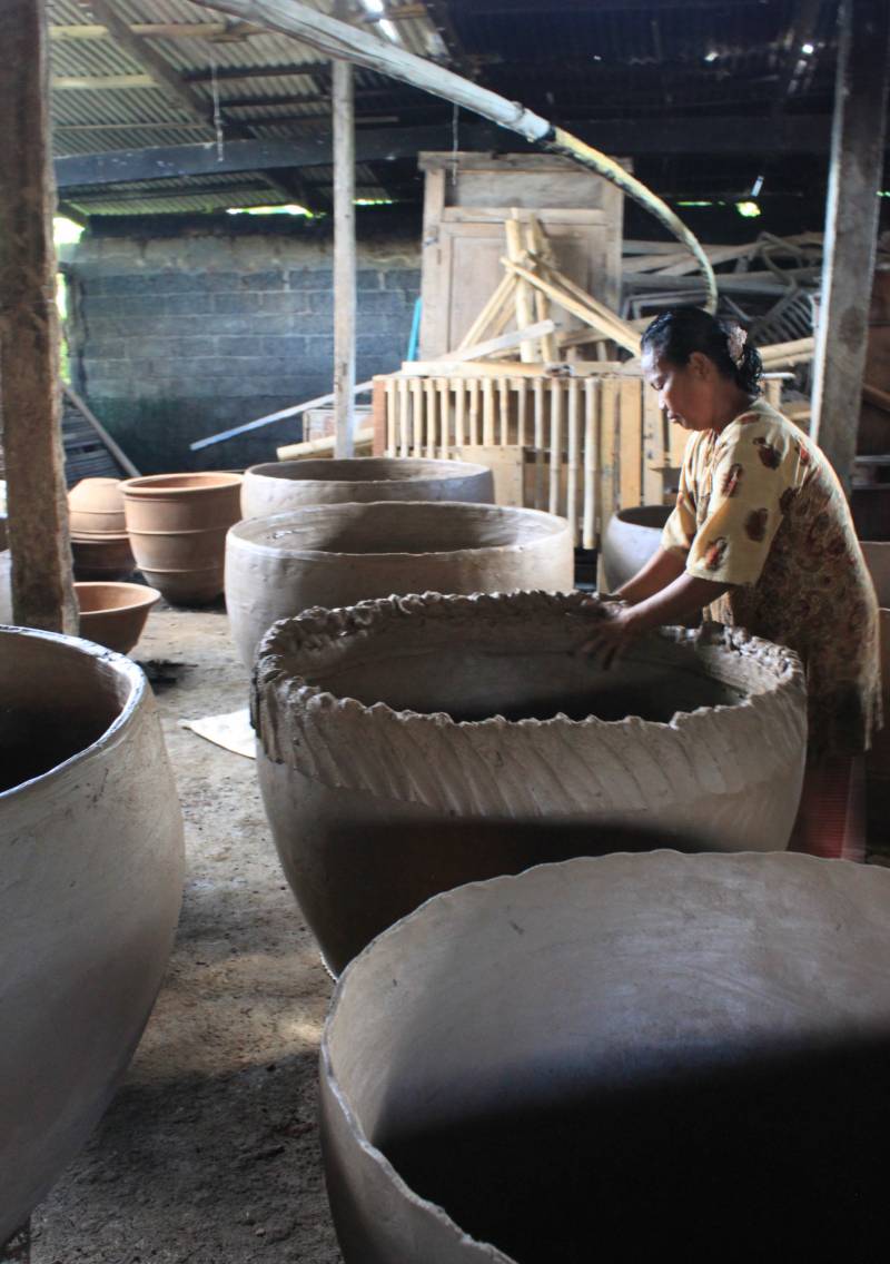 Potting large jars by coiling