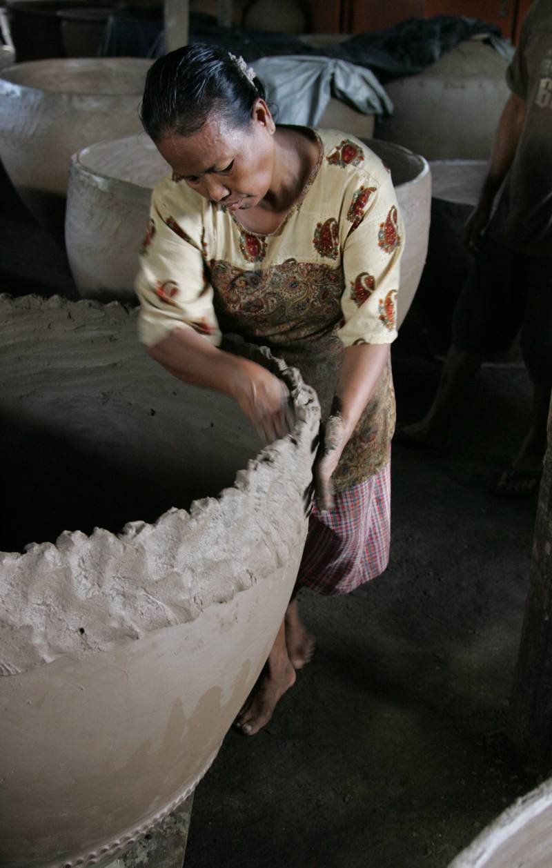 Potting large jars by coiling