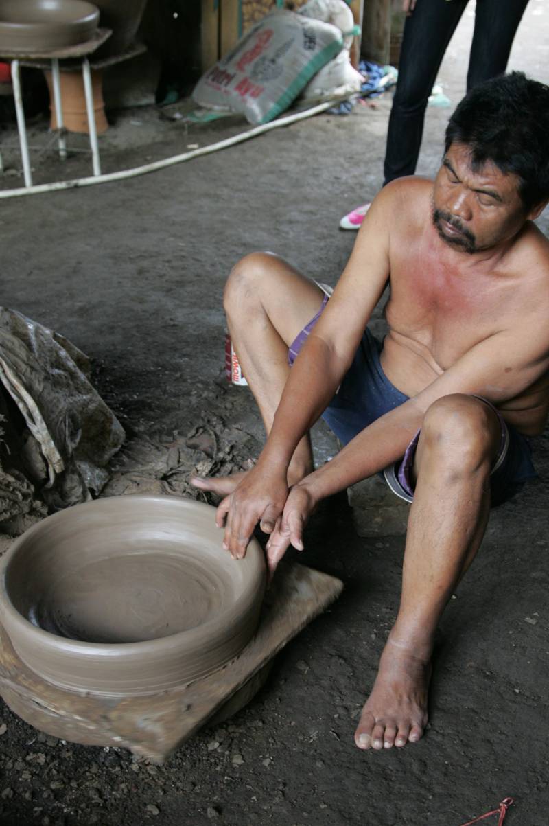 Balinese eartenware dishes made by turning