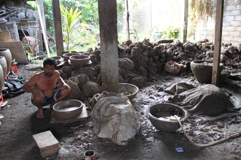 Balinese eartenware dishes made by turning